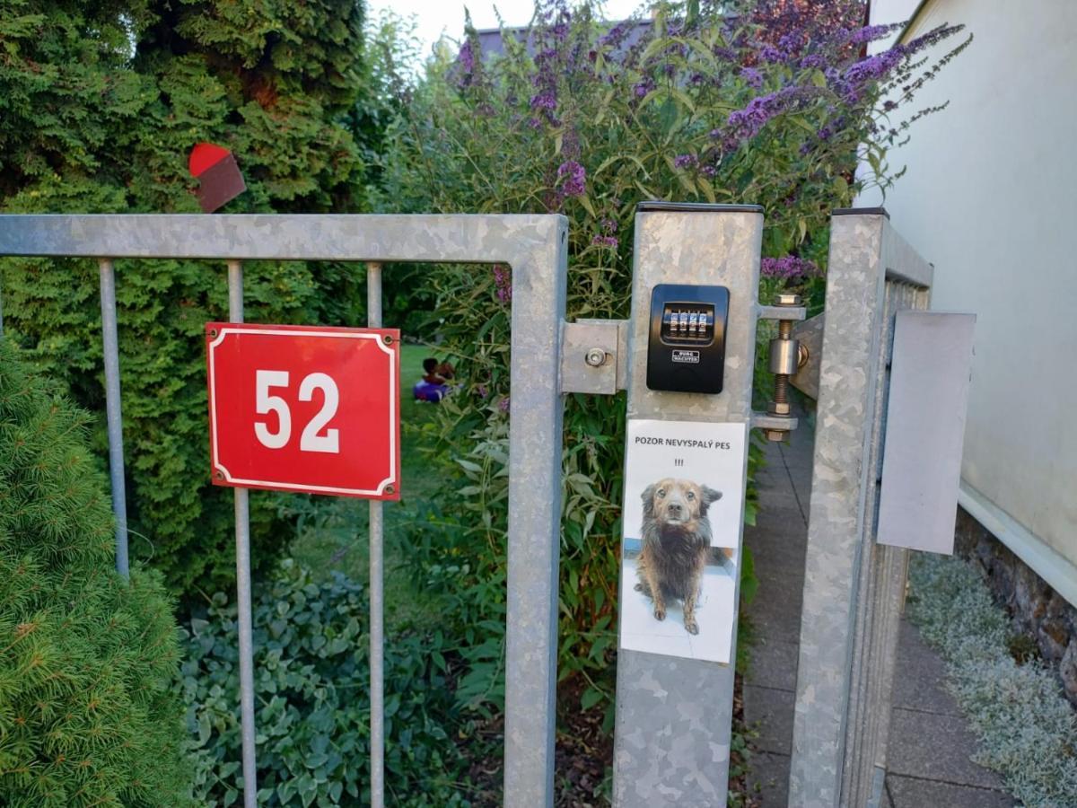 U Letiste Apartment Kněževes Bagian luar foto